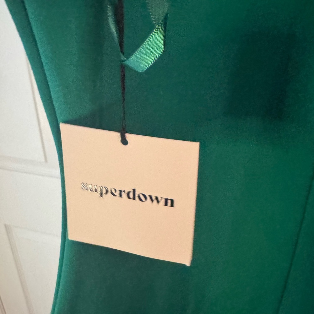 Tegan Wrap Mini Dress in Kelly Green
SUPERDOWN - Picture 8 of 10